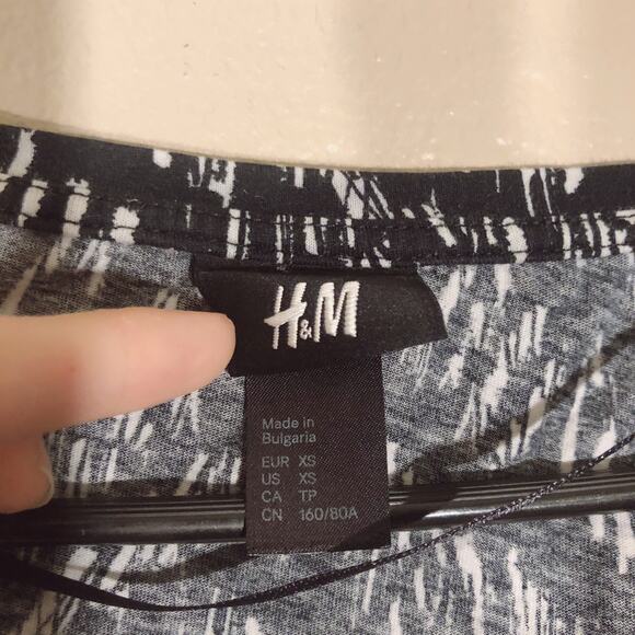 H&M abstract patterned short sleeve abstract chevron shirt - Picture 5 of 6